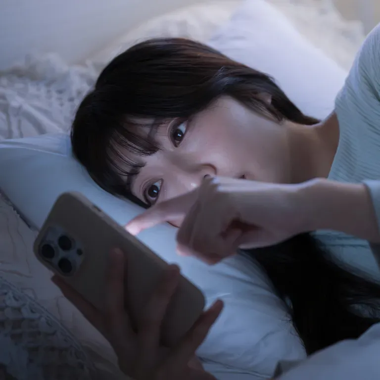 就寝前にスマートフォンを使用する